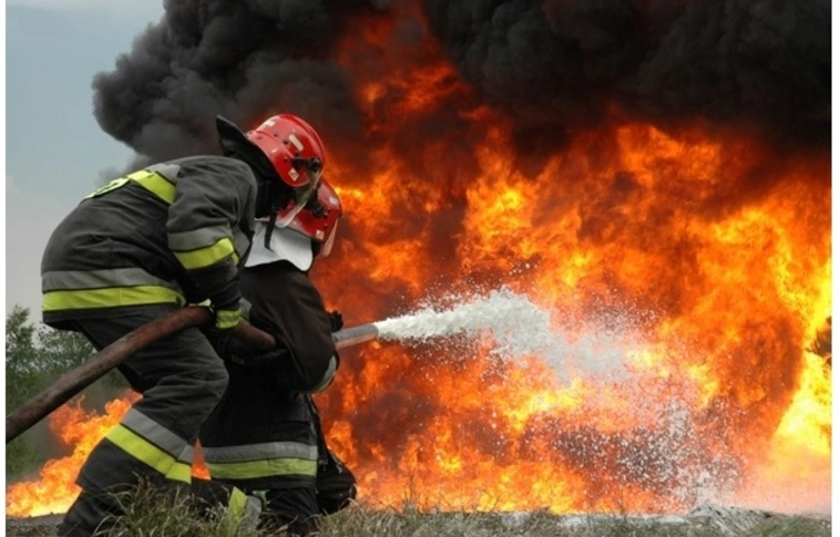 Tíz hektáron pusztít a tűzvész Cigándnál - több településről mentek oltani