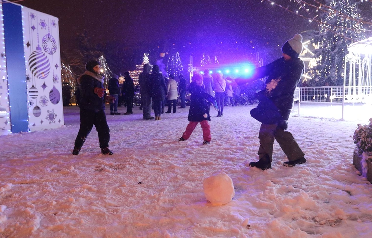 Miskolcon is leesett az első hó - téli hangulat a Szent István téren (Képgalériával)