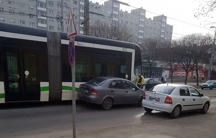 Villamos ütközött személyautóval a Győri kapuban