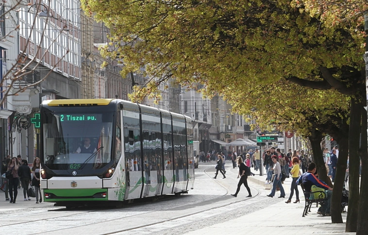 Közlekedés, forgalomterelés az ünnepi megemlékezések idején és a hosszú hétvégén
