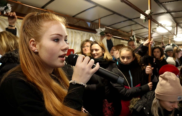 Nálunk ilyen is van! – élőzene az adventi villamoson (Képgalériával!)