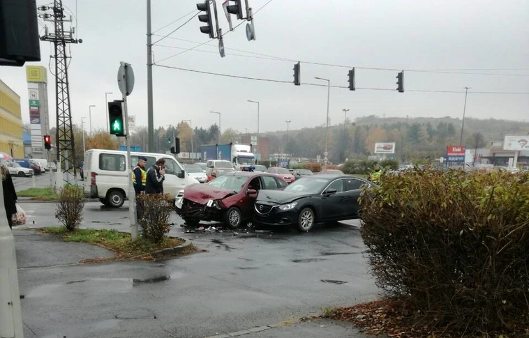 Csúszósak az utak – durva balesetek Miskolcon is (Helyszíni felvételekkel!)
