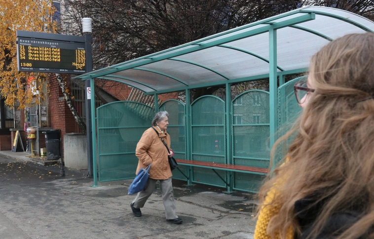 Fedett buszmegállót alakítottak ki az Avas városközpontban