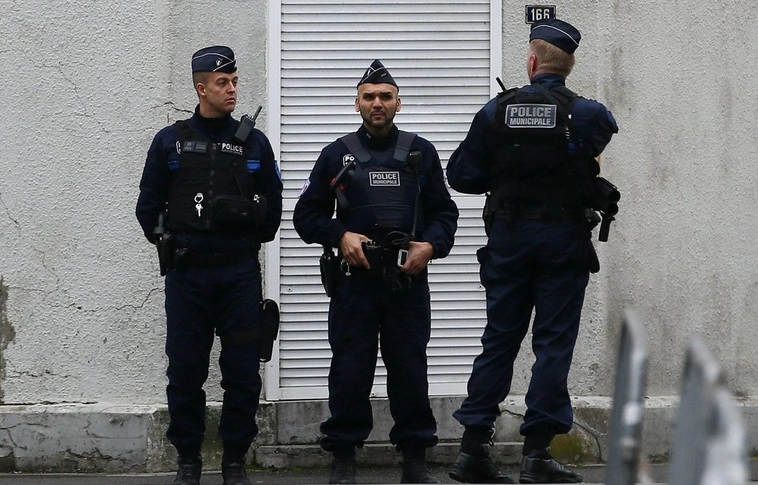 Molotov koktélokat találtak egy teherautó alatt Párizsban