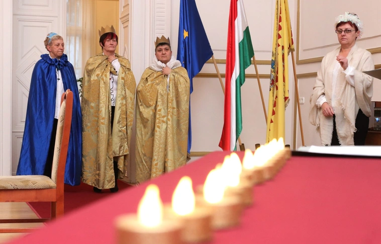 „Csillagok az ünnepi fenyőn” – Karácsonyi műsorral kedveskedtek az időseknek
