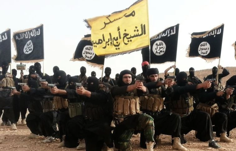 Az orosz légierő megsemmisítette a dzsihadisták egyik hadoszlopát, és több száz terroristával végzett