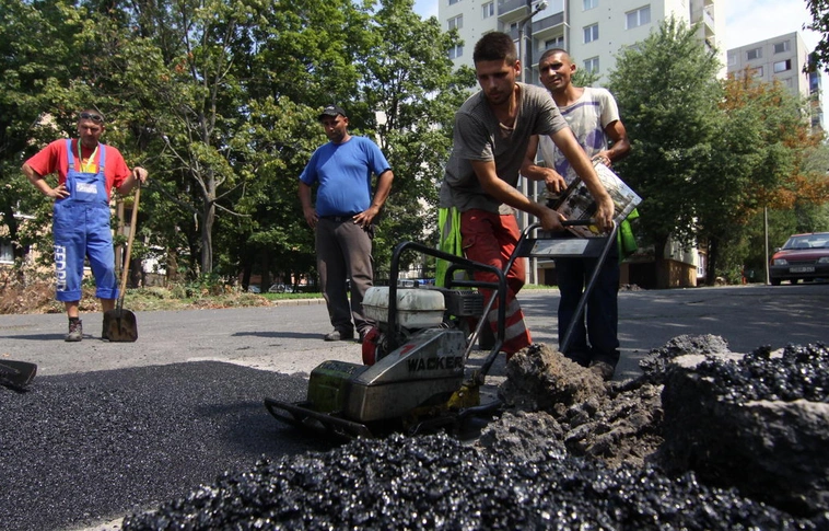 Sok helyen javítják ma az utakat, indulás előtt érdemes tájékozódni