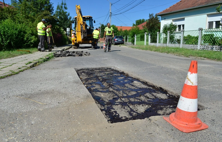 Hét helyen újítják ma az utakat