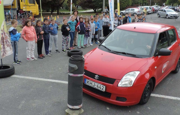 „Biztonságosan közlekedni, egy életúton” – a közlekedés biztonságára hívják fel a fiatalok figyelmét