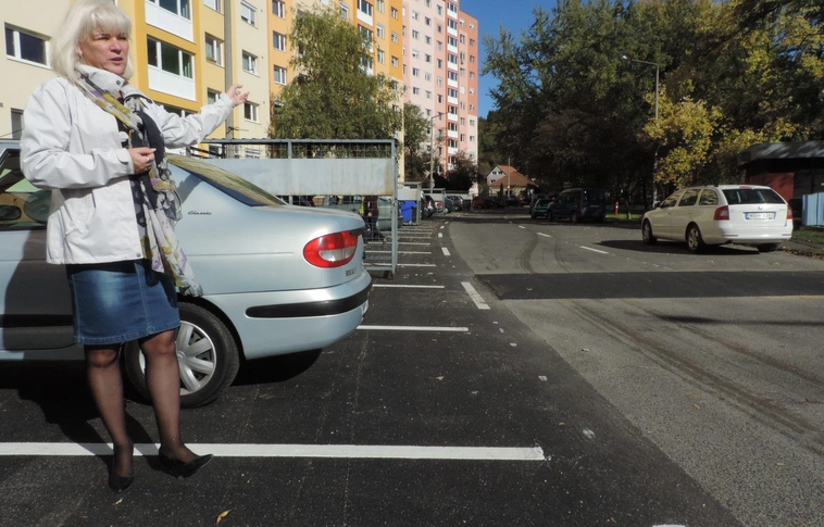 „A gyermekek biztonsága elsődleges” – fekvőrendőr és új parkolók a Kuruc utcában