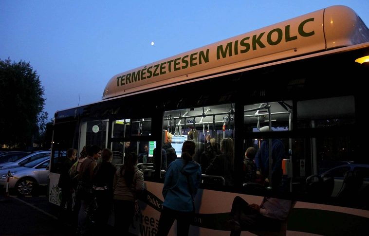 Hirtelen fékezett a busz – megsérült egy utas az egyetemnél