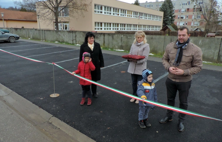 Tíz új parkolóhelyet alakítottak ki a Győri kapuban