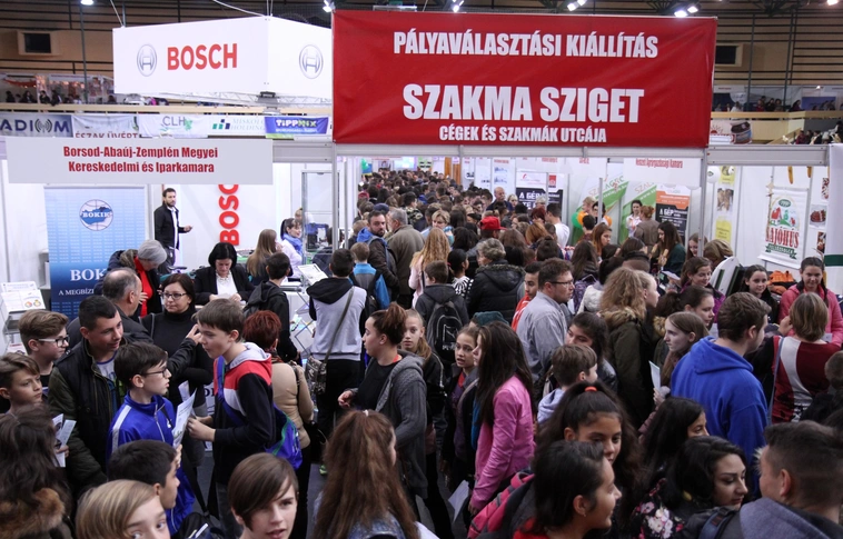 „Szabad a pálya…” a fiataloknak! Kétnapos kiállítással segítik a pályaválasztást (Képgalériákkal)