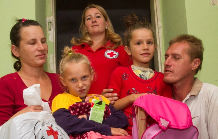 „Apró segítség, hatalmas öröm” – öt családnak segít az iskolakezdésben a Vöröskereszt