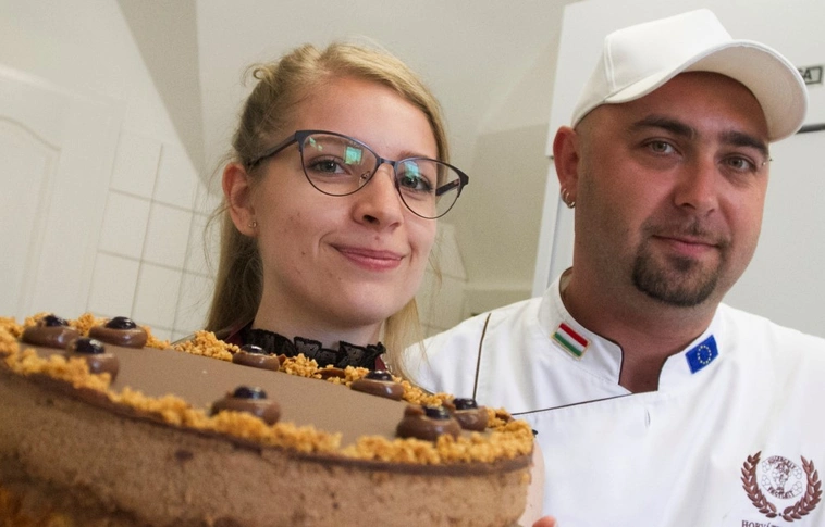 Már Miskolcon is készül az Ország Tortája – belestünk a munkafolyamatba!