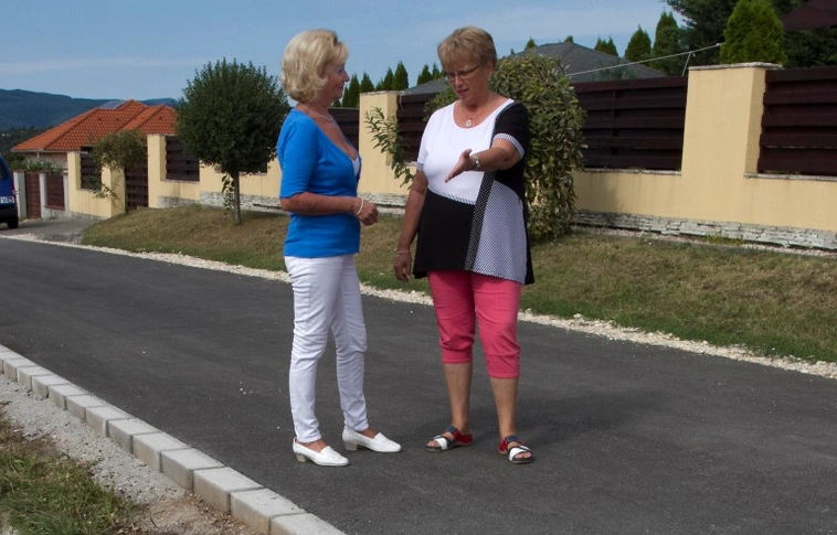 Új vízelvezető, frissen aszfaltozott útszakasz - biztonságosabban közlekedhetnek a lakók