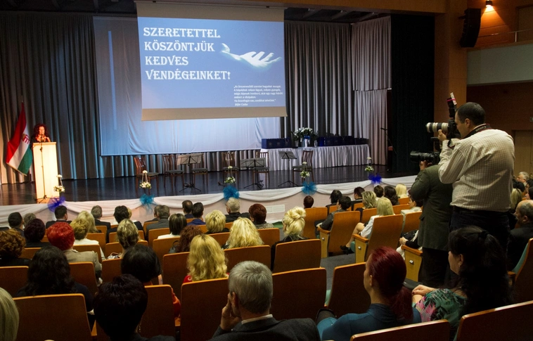 „Önöknek minden nap köszönetet kellene mondanunk” – A Szociális Munka Napját ünnepelték Miskolcon (Képgalériával) 