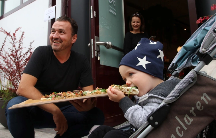 A pizza és a kávé hozza el a világbékét? Miskolcon kipróbálják a módszert