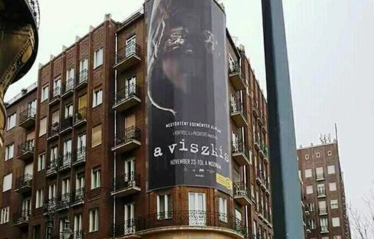 Ennél jobb helyre talán nem is tehették volna A Viszkis film plakátját
