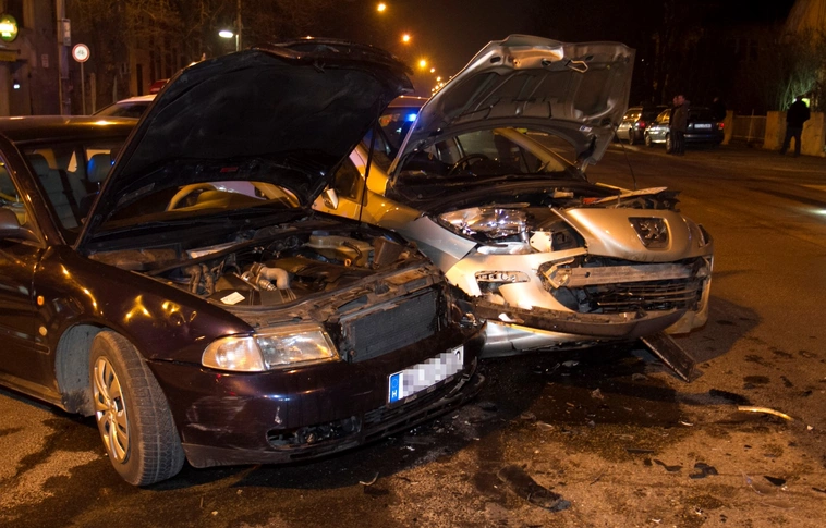 Nagy baleset kora este, járműbe szorult embert mentettek a Lévayn!