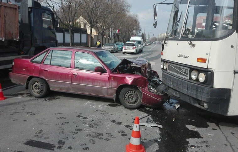 Maga alá gyűrte a busz az autó elejét a Lévayn 