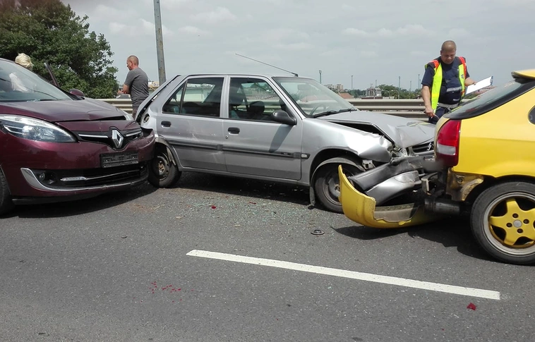 Baleset a Gömöri felüljárón: négy autó ütközött (Helyszíni fotókkal!)