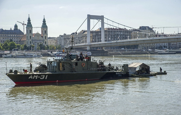 Bombát találtak a Dunában