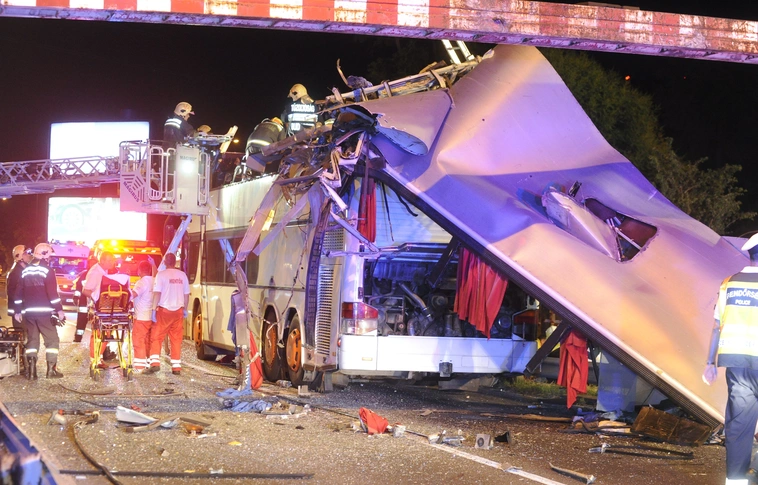 Érthetetlen buszbaleset – 27 sérült, a gépjármű teteje megsemmisült