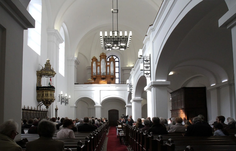 „Mint egy karácsony esti élmény” – új csillárral gazdagodott a belvárosi református templom