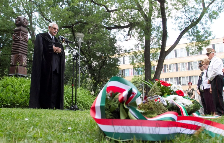 Koszorúzás: a Szemere kertben is tisztelegtek a hősök előtt (Képgalériával)