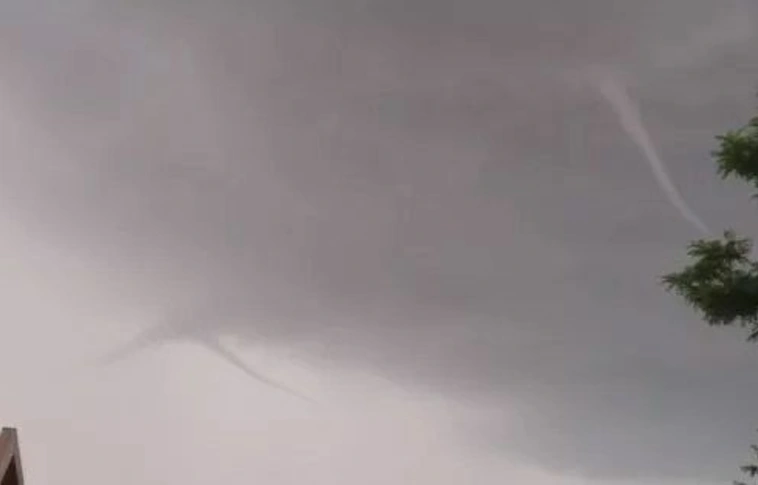 Ilyet még nem láttál: dupla felhőtölcsér alakult ki a Tisza-tónál