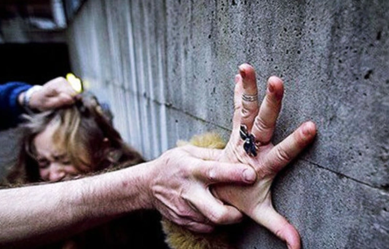 Tizenkét és tizenöt éveseket erőszakoltak