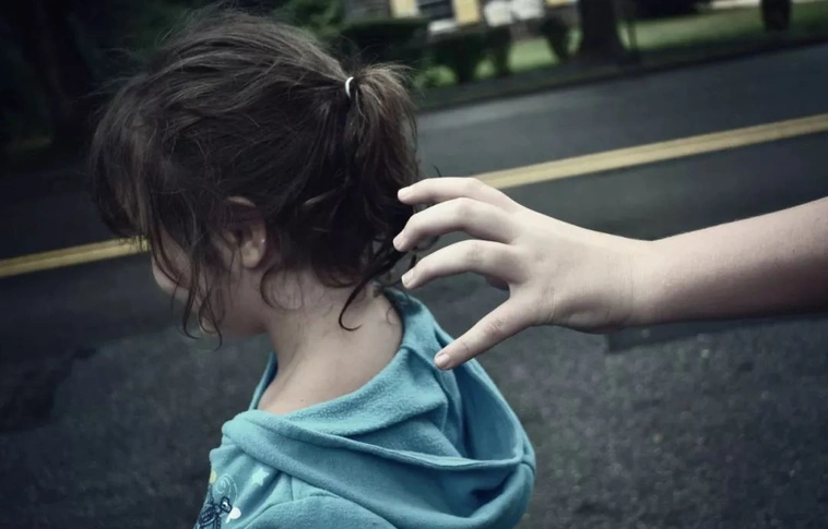 Lefogta a 13 éves sértettet, úgy vette el a pénzét