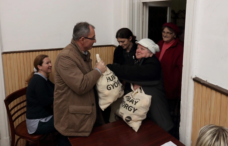 Nagycsaládosoknak és időseknek osztottak almát a Vasgyárban