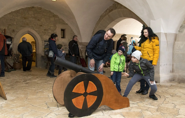 Húsvét a Diósgyőri várban! – az eső sem szegte kedvét a miskolciaknak (Képgalériával!)