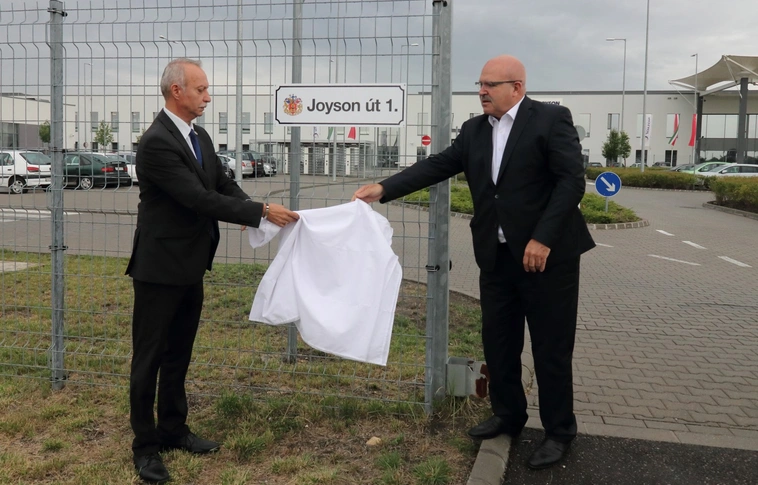 Joyson: új utcanév, átnevezett buszjárat (Képgalériával)