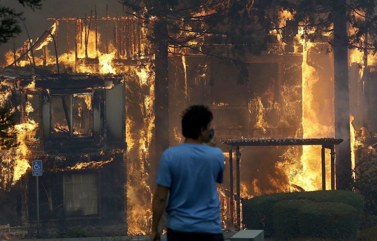 Családi ház égett Kisújszálláson, egy ember életét vesztette