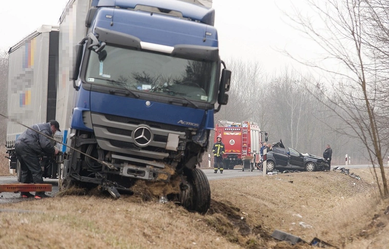 Árokba hajtott egy kamion, teljes útlezárás a 42-es főúton