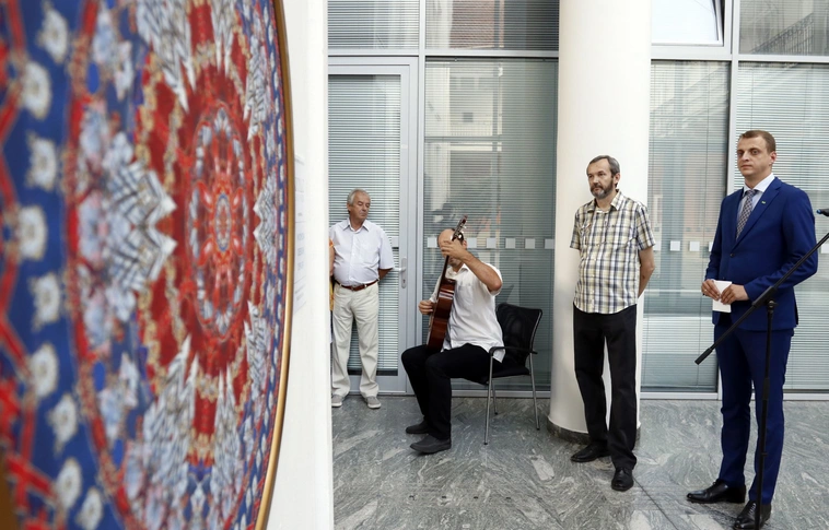 Kép-virágok és világok a miskolci Városháza aulájában (Képgalériával!)