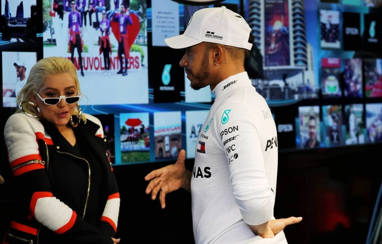 Énekesnek áll a Forma 1 pilótája? – Christina Aguilera dalában tűnt fel Hamilton hangja (Videóval, hangfelvétellel!)