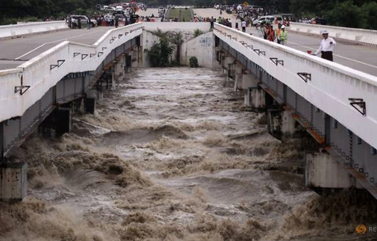 Átszakadt a gát Mianmarban, 63 ezer embert kellett kitelepíteni