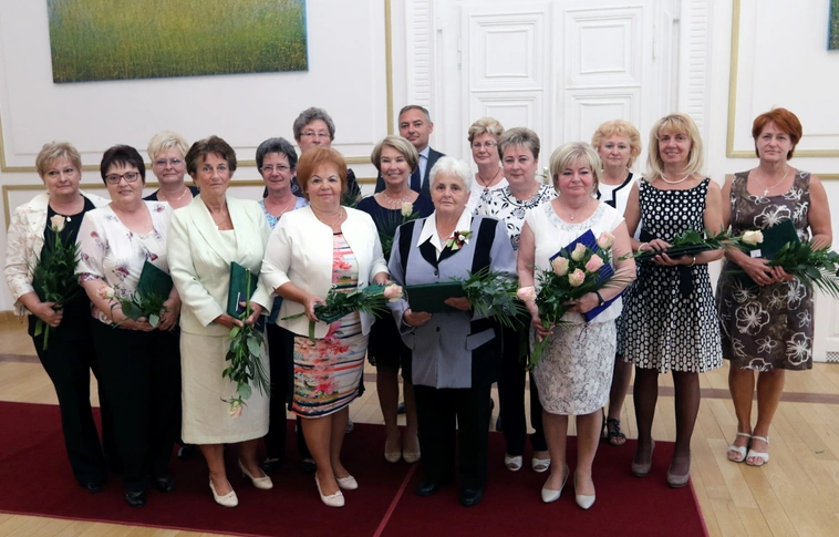 „Tettre kész generációt nevelnek” – óvodapedagógusokat köszöntöttek a városházán (Képgalériákkal!)