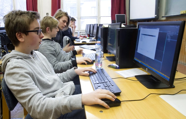 Ifjú tehetségek mérettették meg tudásukat a programozói versenyen