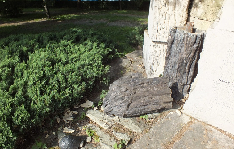 Ledöntötte a „sirató anyát”