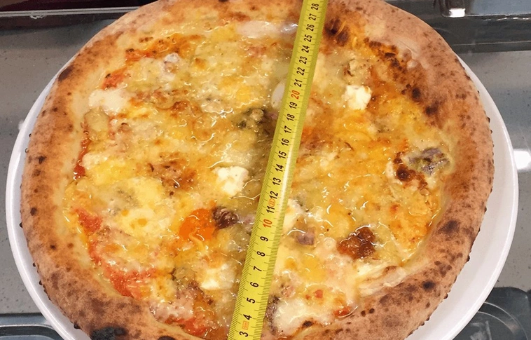Hogy fér el 111-féle sajt egyetlen pizzán? Hát így!