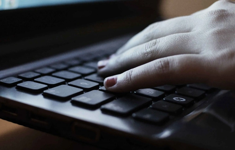 Majdnem kétszáz embertől csalt ki pénzt a borsodi nő