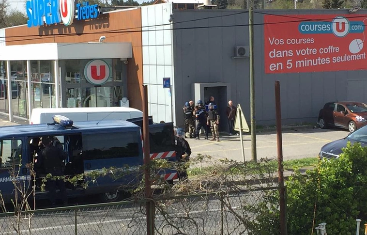 Fegyveres terrorista ejtett túszokat egy franciaországi szupermarketben