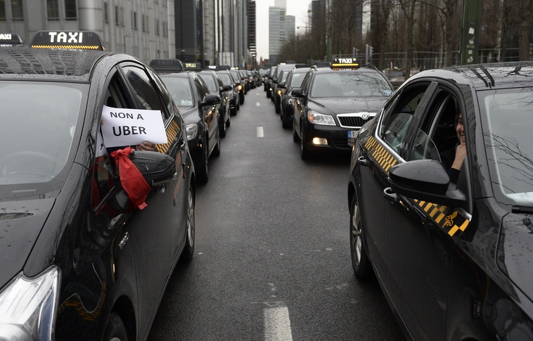 Az Uber miatt tüntetnek taxisok Brüsszelben