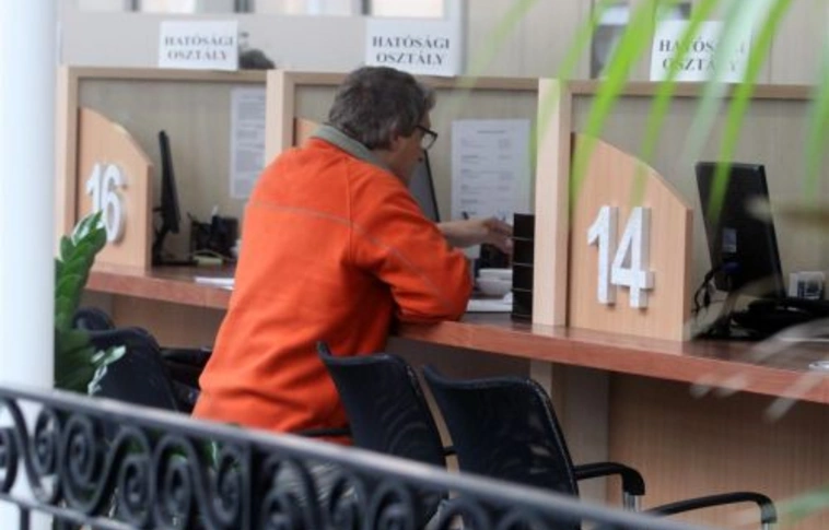 Nyitvatartás hétfőn és május elsején
