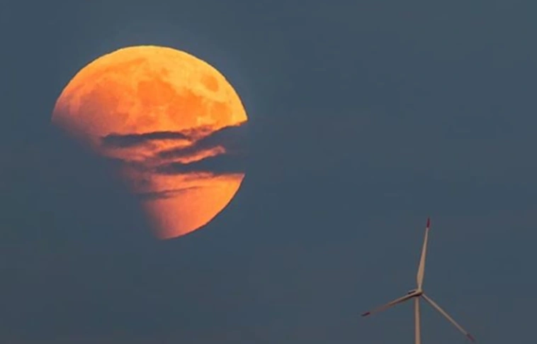 Ilyen volt az évszázad holdfogyatkozása! (Videóval, fotókkal!)